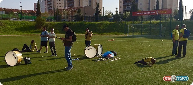 אוהדי נורדיה ממתינים על כר הדשא (איציק כלפי)